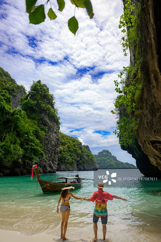 恋人们在岛上旅行图片素材