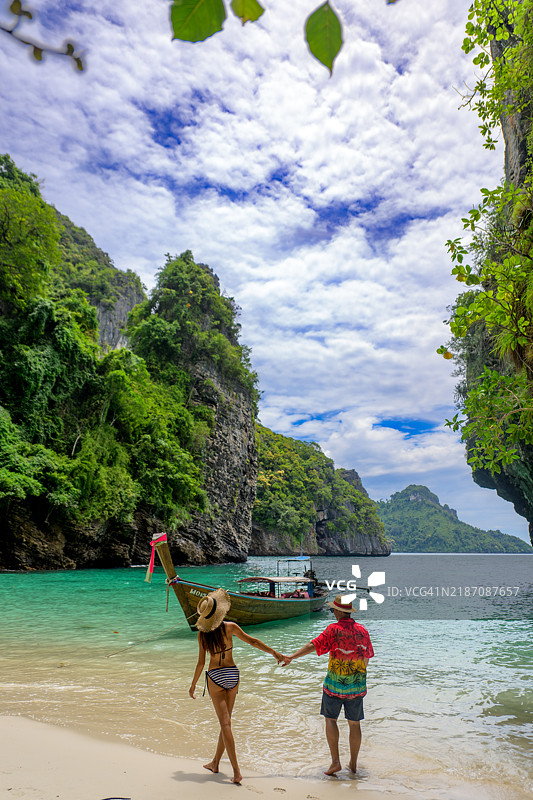 恋人们在岛上旅行图片素材