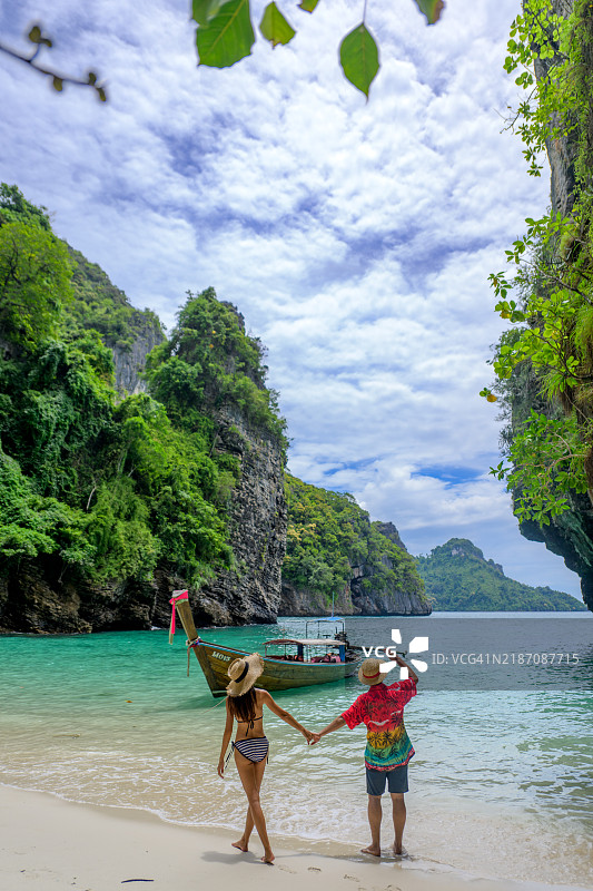 恋人们在岛上旅行图片素材
