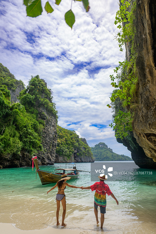 恋人们在岛上旅行图片素材
