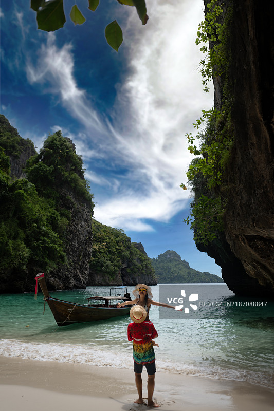 恋人们在岛上旅行图片素材