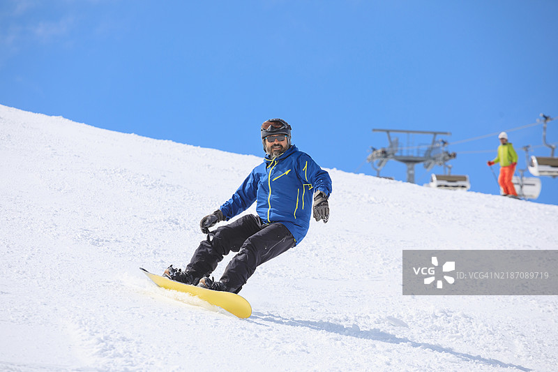 滑雪板男士在山上的滑雪坡道上滑雪。意大利多洛米蒂超级滑雪区的塞拉隆达滑雪区。图片素材