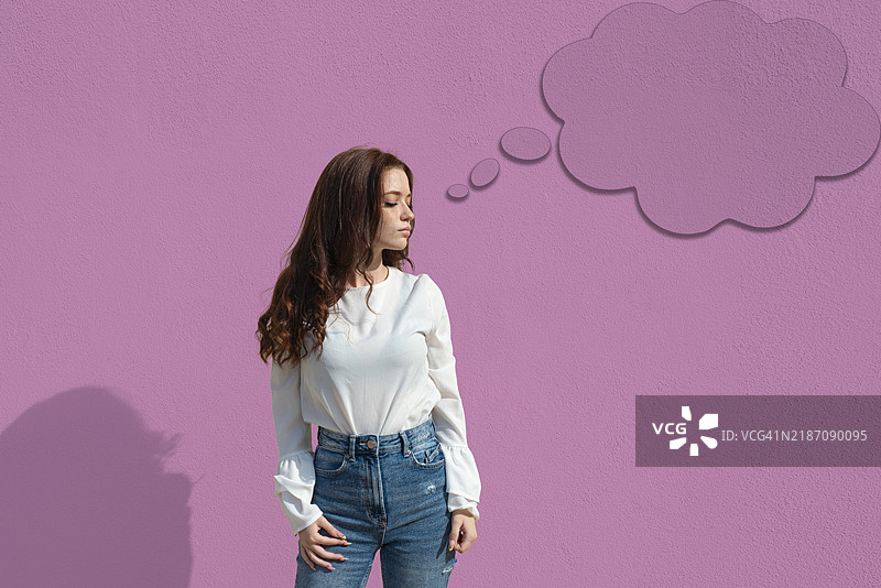 女人思考中，旁边有一个对话气泡图片素材