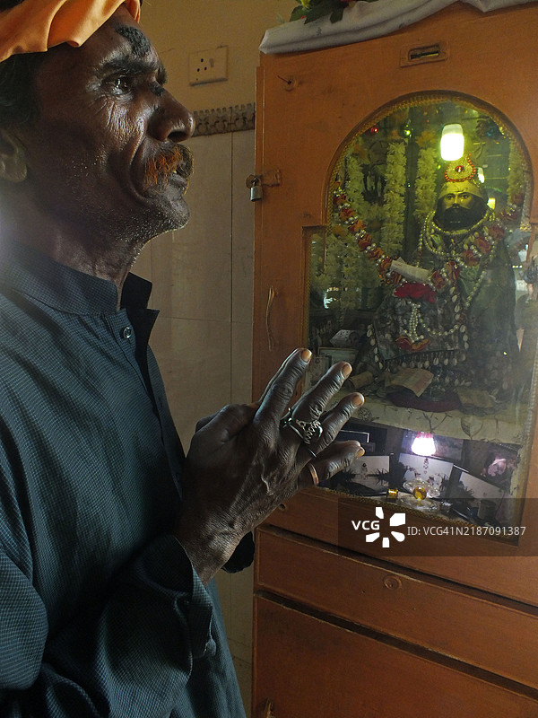 巴基斯坦的印度教徒在寺庙内进行崇拜图片素材