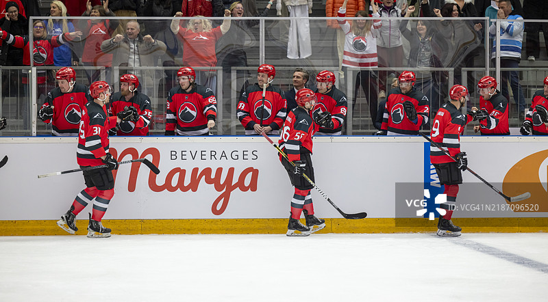 长椅旁的热情击掌：庆祝成功的比赛表现图片素材