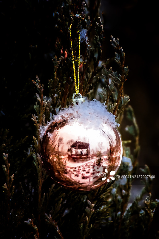 冬天在圣诞装饰品上的倒影图片素材