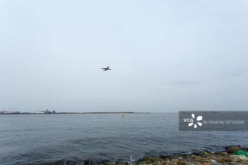 在一个可以俯瞰羽田机场的海滩公园图片素材