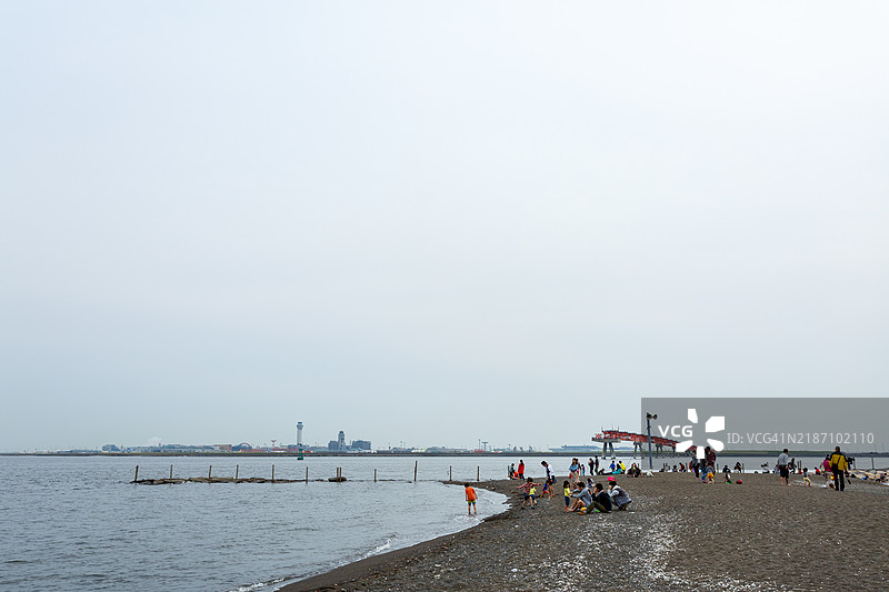 在一个可以俯瞰羽田机场的海滩公园图片素材