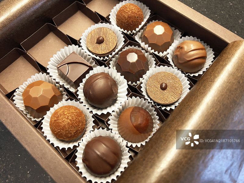 巧克力盒子的特写，巧克力松露图片素材