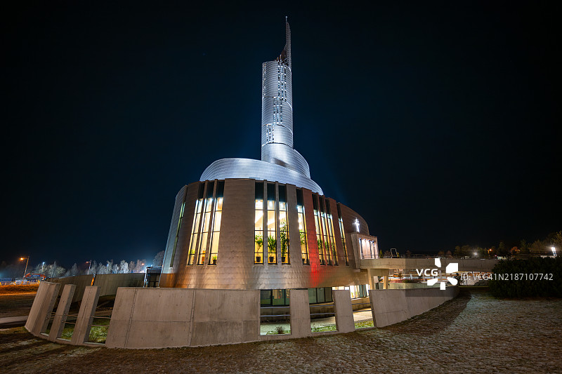 挪威阿尔塔的北极光大教堂夜景图片素材