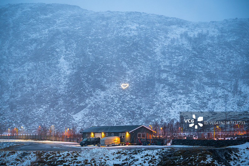 山上的发光心形图案图片素材