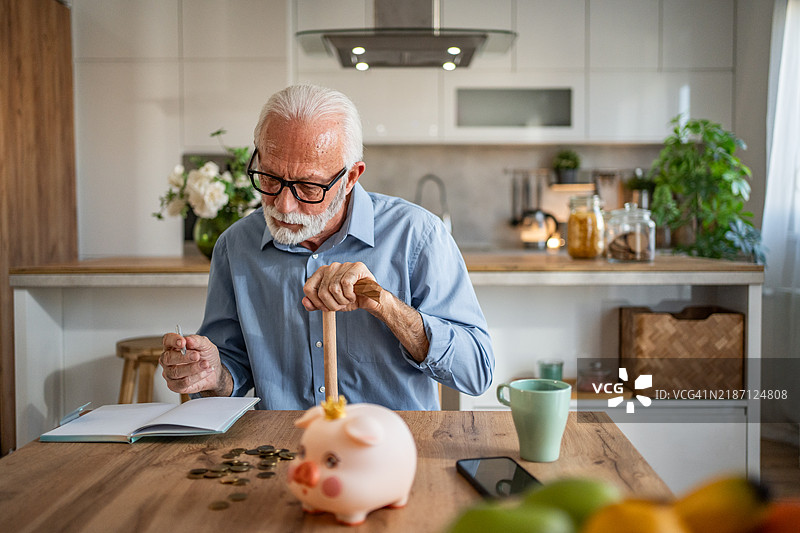 老年人正在计算他的开支图片素材