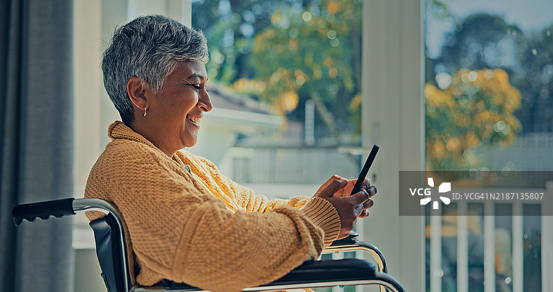 现代科技与退休人士的概念。图片素材