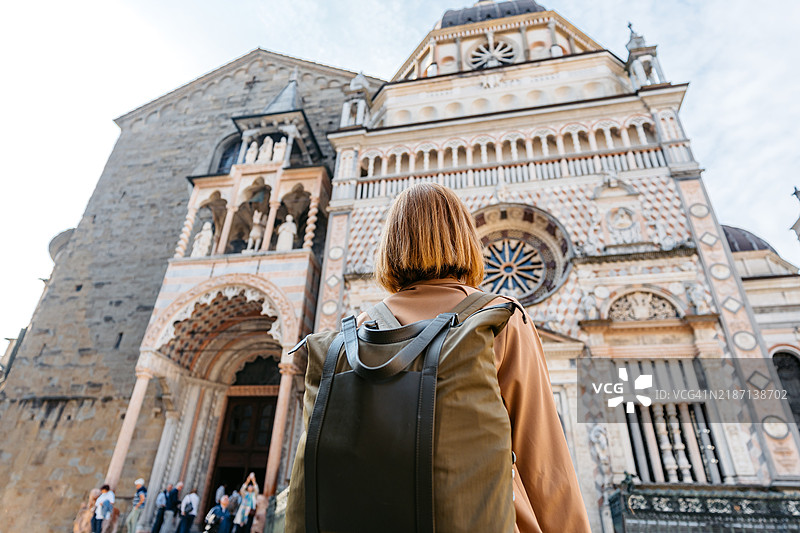 中年女性背影欣赏意大利贝尔加莫的圣玛丽亚大教堂美景图片素材