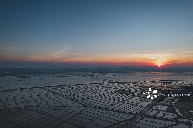 黄昏湿地公园的航拍摄影；自然景观的鸟瞰图图片素材