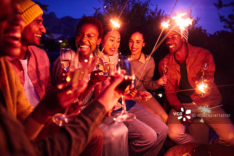 一群男女在新年前夜享受烟花和美酒图片素材