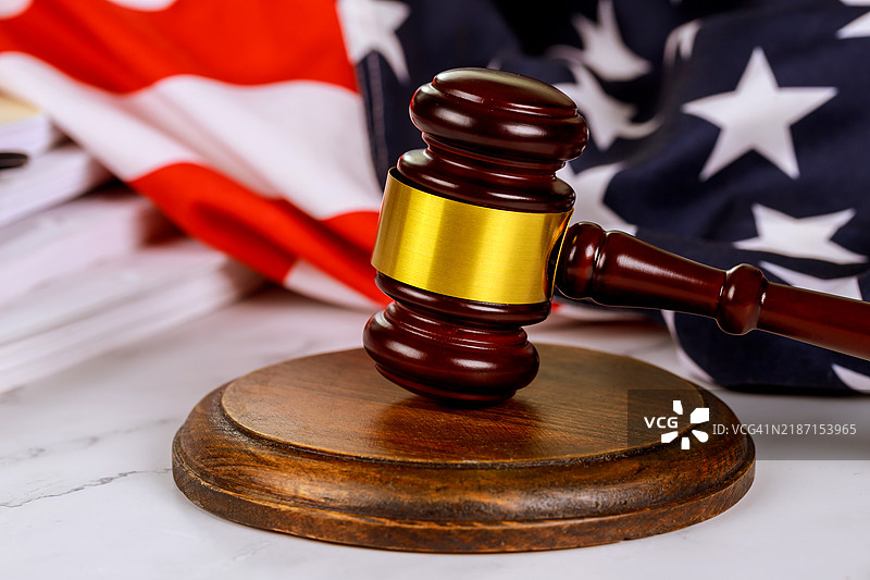 美国国旗和法官的法槌是法律体系和正义的象征图片素材