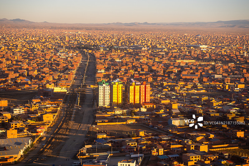 从高处俯瞰拉巴斯，玻利维亚的城市建筑与天空相映成趣图片素材