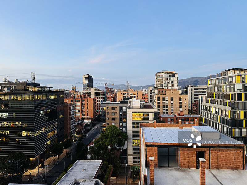 从高处俯瞰哥伦比亚波哥大的城市建筑与天空。图片素材