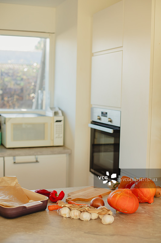 一堆新鲜蔬菜，准备变成丰盛的南瓜汤图片素材