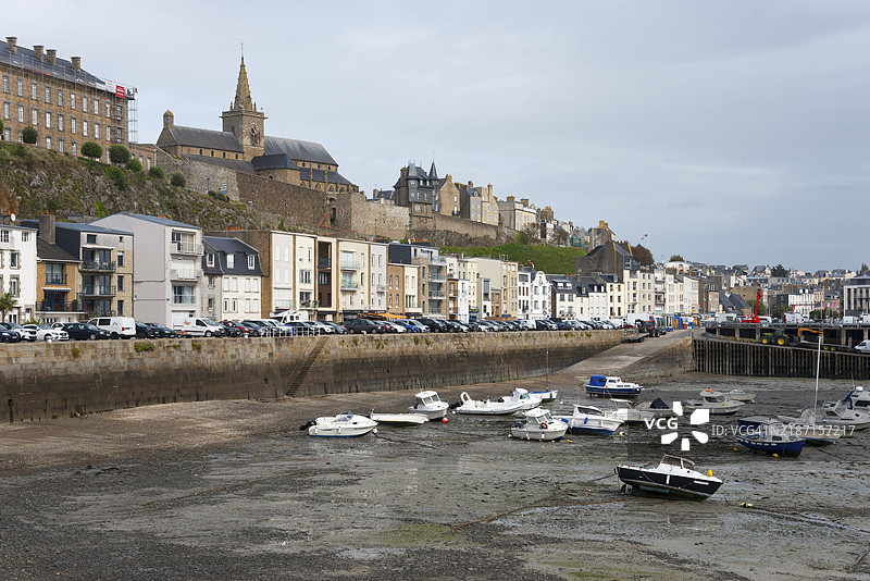 海滨小镇，港口和低水位的船只在历史建筑前，云层密布的天空下，格朗维尔，曼什省，诺曼底，法国，欧洲图片素材