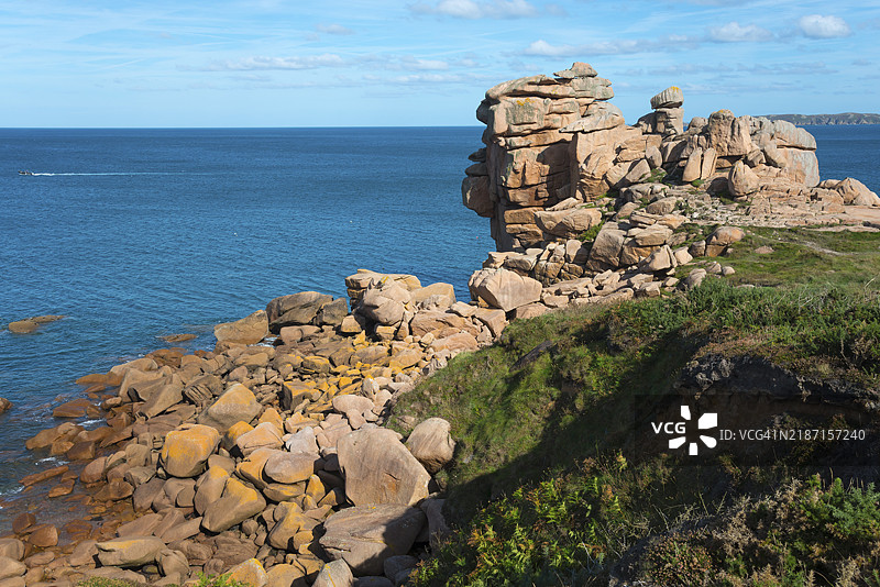 普洛曼纳赫,佩罗斯-吉雷克,阿摩尔海岸,布列塔尼,法国,欧洲的壮观海岸岩石 formations 全景视图图片素材