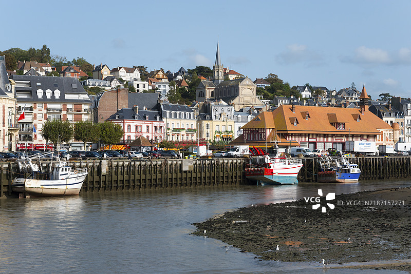 水边的历史小镇，五彩斑斓的船只与清晰的建筑景观，特鲁维尔-苏尔-梅，特鲁维尔，图克河，花卉海岸，昂弗勒尔-多维尔，利锡厄，卡尔瓦多斯，诺曼底，英吉利海峡，法国，欧洲图片素材