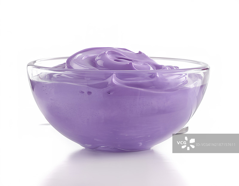 紫色化妆霜放在透明玻璃碗中，背景为白色图片素材