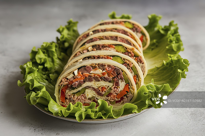 一个盘子里盛着切片的卷状菜肴图片素材