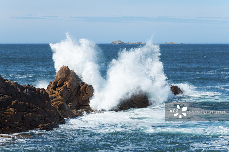 暴风雨中的海浪在开放海域的岩石海岸上拍打，普洛曼纳赫，佩罗斯-吉雷克，阿摩尔海岸，布列塔尼，法国，欧洲图片素材