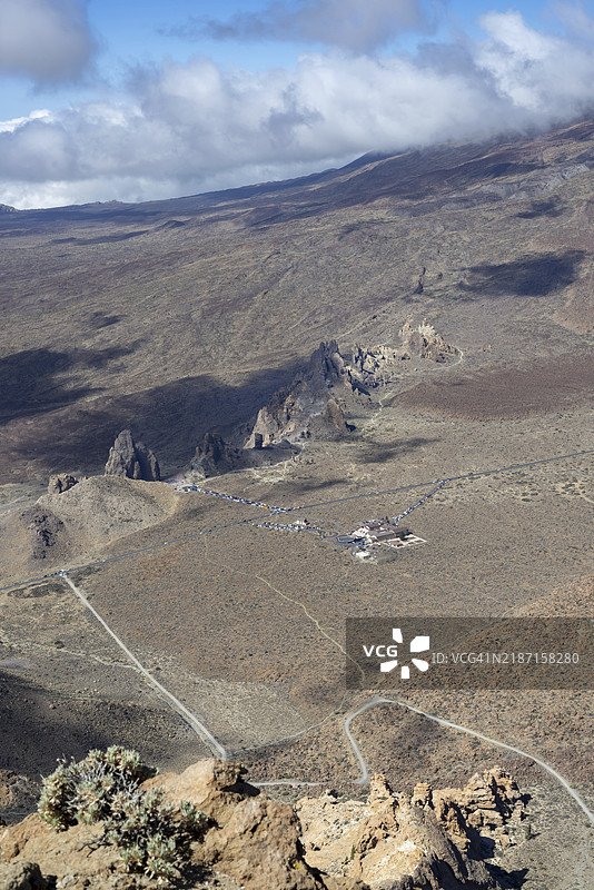 在日出时，阿尔托·德·瓜哈拉（2715米）上升过程中，俯瞰火山岩奇特形状的岩石群——加西亚岩石（Roques de García）、游客中心和帕拉多酒店，特德国家公园，特内里费，加那利群岛。图片素材