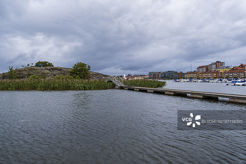 瑞典布莱金厄县卡尔斯克罗纳市港口地区的斯塔克霍尔门岛，俯瞰卡尔斯克罗纳的房屋前景。图片素材