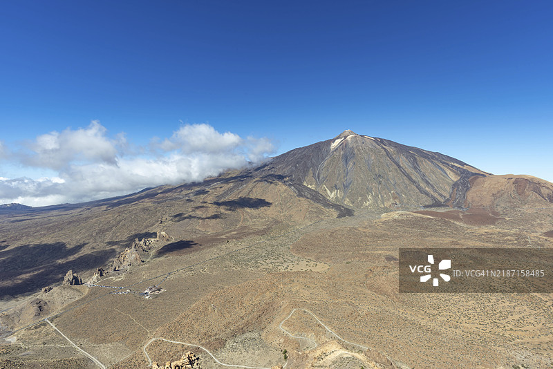 在日出时,阿尔托·德·瓜哈拉(2715米)攀登过程中,俯瞰到奇特形状的火山岩石形成物——加西亚岩石(Roques de García)、游客中心和帕拉多酒店,背后是3717米的特德峰(Pico del Teide),位于特德国家公园(Teide National Park)。图片素材