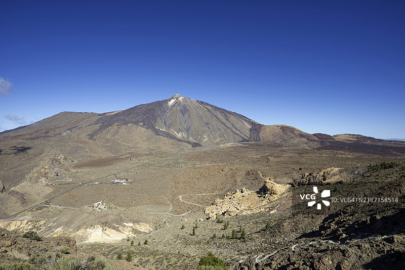 在日出时，阿尔托·德·瓜哈拉（2715米）上升过程中，俯瞰到奇特形状的火山岩石形成物——加西亚岩石（Roques de García），游客中心和帕拉多酒店，背后是泰德峰（3717米），位于泰德国家公园。图片素材