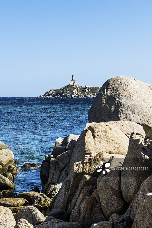 灯塔与岩石，卡波卡尔博纳拉，维拉西米乌斯，撒丁岛南海岸，意大利，欧洲图片素材