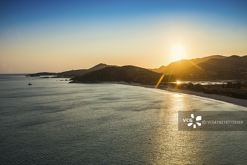 沙滩与山脉，日落，萨科洛尼亚海滩，基亚塔，基亚，撒丁岛南海岸，意大利，欧洲图片素材