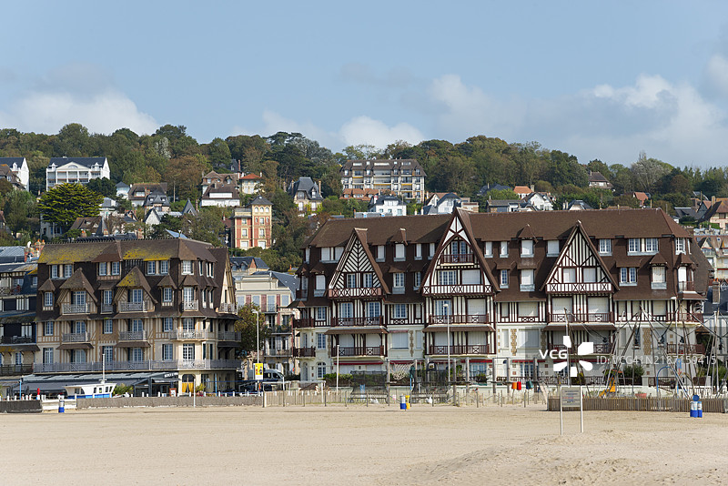 海滨小镇的传统半木结构房屋，前方是树林覆盖的山丘，特鲁维尔-苏尔-梅，特鲁维尔，花卉海岸，昂弗勒尔-多维尔，利锡厄，卡尔瓦多斯，诺曼底，英吉利海峡，法国，欧洲图片素材