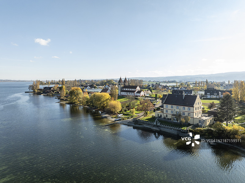 莱根瑙岛西北端的鸟瞰图，包含尼德策尔区和圣彼得与圣保罗的柱式大教堂，岸边的温德格城堡与秋季植被，博登湖，康斯坦茨区，巴登-符腾堡州，德国图片素材