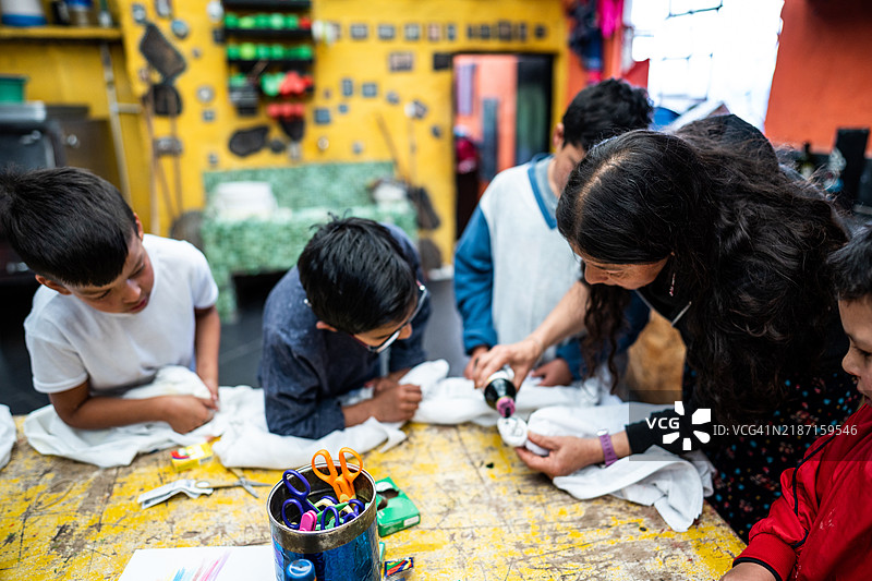 老师在孤儿院的美术课上教学生们图片素材
