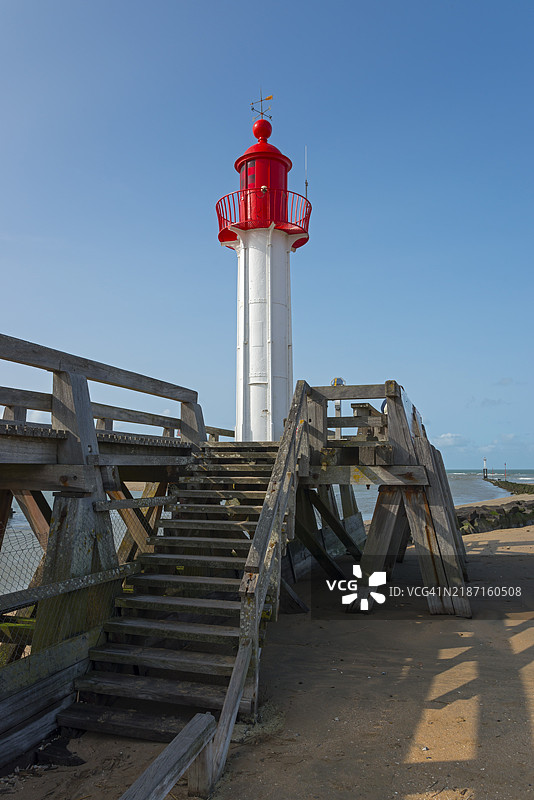 通往灯塔的楼梯,晴朗的天空,特鲁维尔-苏尔-梅,特鲁维尔,图克河,花卉海岸,昂弗勒尔-多维尔,利锡厄,卡尔瓦多斯,诺曼底,英吉利海峡,法国,欧洲图片素材