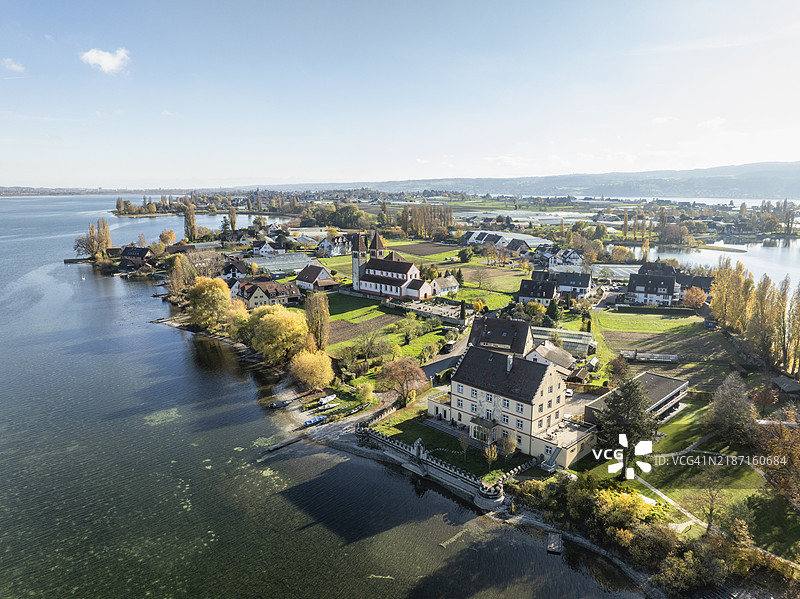 莱根瑙岛西北端的鸟瞰图,包含尼德策尔区和圣彼得与圣保罗的柱式大教堂,岸边的温德格城堡与秋季植被,博登湖,康斯坦茨区,巴登-符腾堡州,德国图片素材