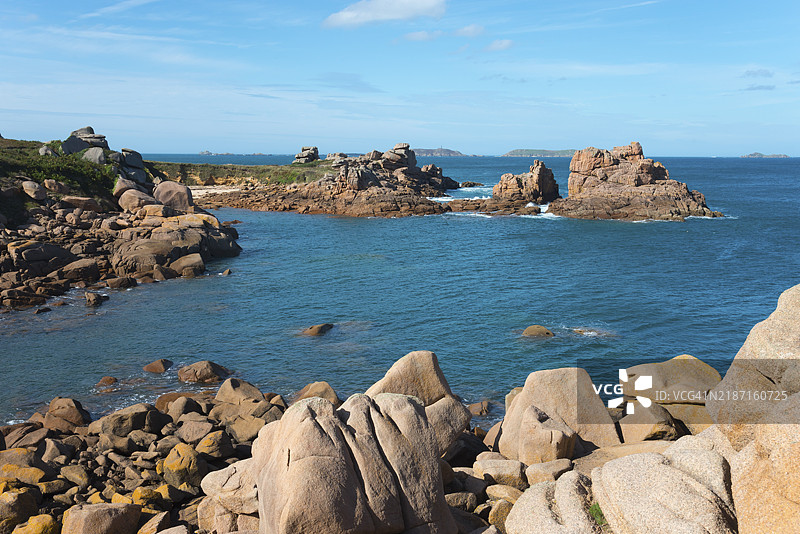 风景如画的海岸景观，岩石与广阔的海景，普洛曼纳赫，佩罗斯-吉雷克，阿摩尔海岸，布列塔尼，法国，欧洲图片素材