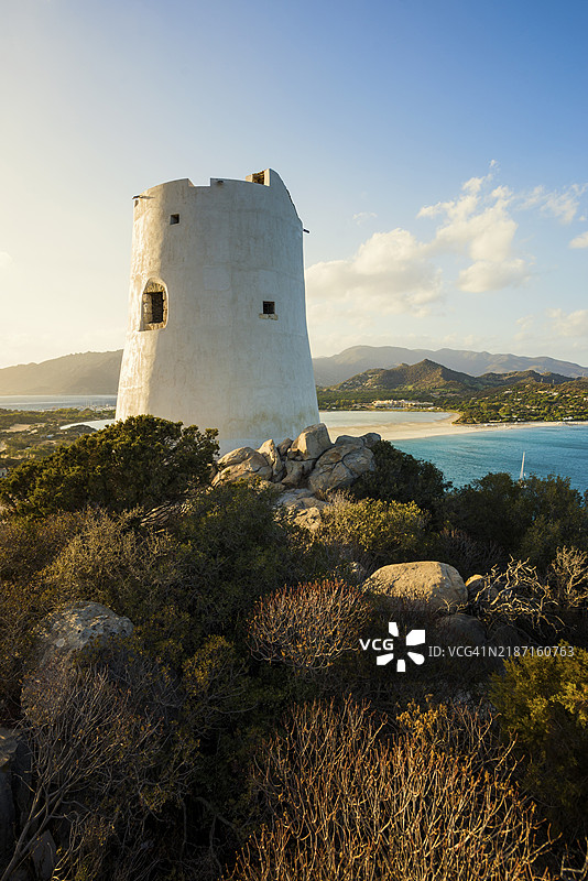 全景,萨拉森塔楼和海滩,日落,波尔图·金库塔,波尔图·金库海滩,卡波·卡博纳拉,维拉西米乌斯,撒丁岛,意大利,欧洲图片素材