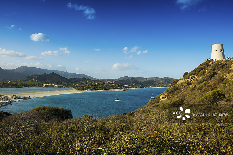 全景，萨拉森塔和海滩，波尔图·金库塔塔，波尔图·金库海滩，卡波·卡博纳拉，维拉西米乌斯，撒丁岛南海岸，意大利，欧洲图片素材