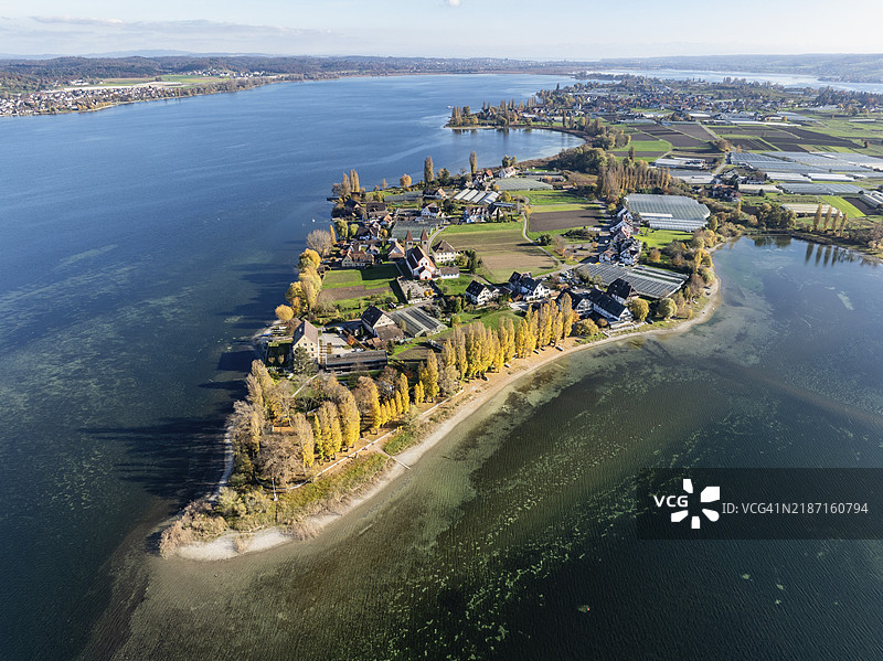 莱兴瑙岛西北端的鸟瞰图,包含尼德策尔区和圣彼得与圣保罗的柱式大教堂,岸边的温德格城堡,秋季植被,博登湖,康斯坦茨区,巴登-符腾堡州,德国图片素材