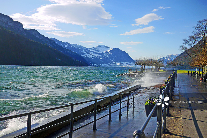 布伦嫩的湖滨长廊，波涛汹涌，风大天气。图片素材