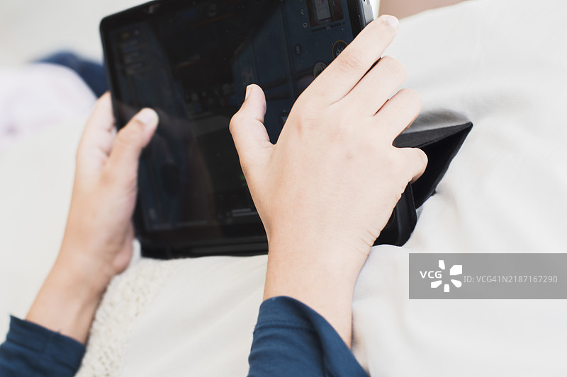 使用数字平板电脑的女性中部图片素材