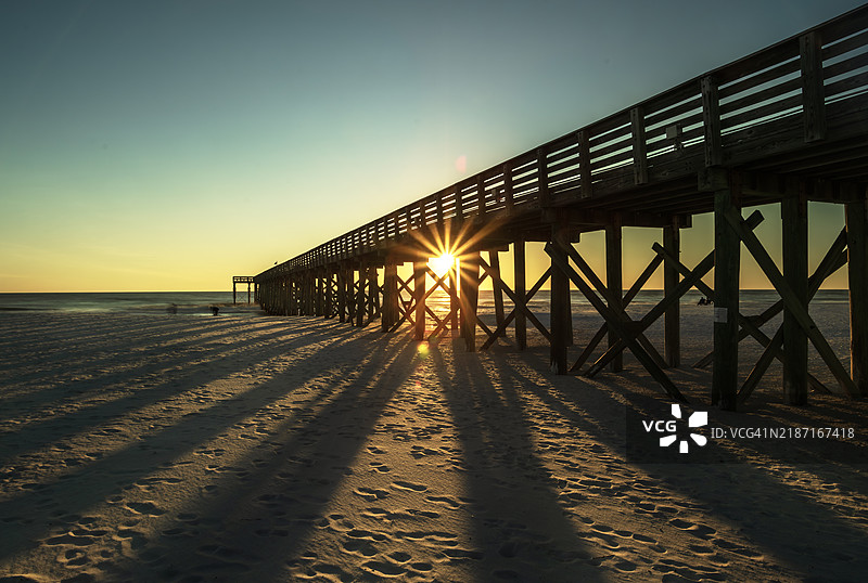 海上桥梁在晴朗天空下的景色图片素材