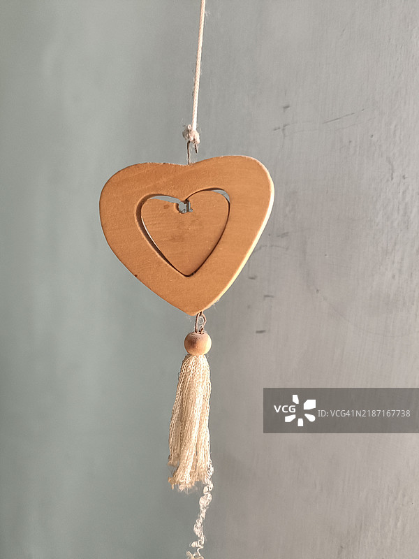 靠近墙壁悬挂的心形装饰图片素材