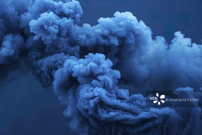 在深蓝色背景下，迷人的蓝色烟雾旋转展示。图片素材